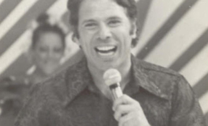 Antes de se tornar um fenômeno da TV, Silvio iniciou a vida como camelô. Mas sempre teve sonhos grandes