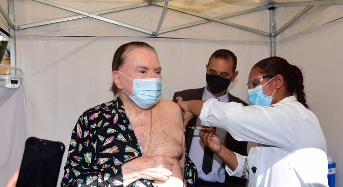 Silvio Santos recebeu a segunda dose da CoronaVac
