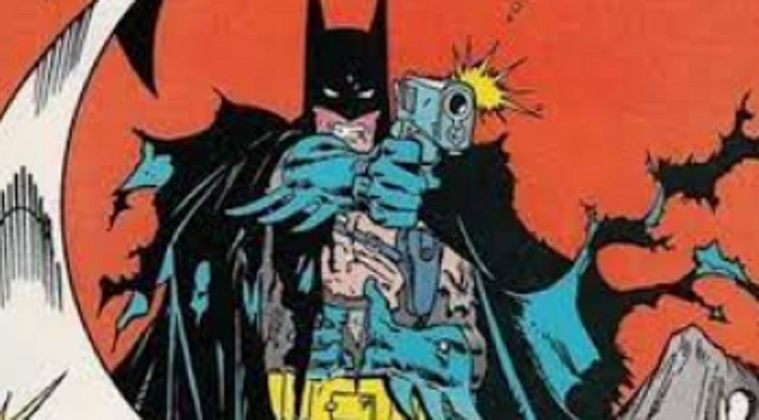 Sim, isso é verdade! O Batman tem como conduta e estilo um combate mais justo e corpo a corpo com os vilões. Porém, ele já teve uma época em que usar armas de fogo para enfrentar e matar seus adversários era uma opção. 