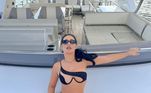 Durante outro passeio de barco em uma praia de Miami, nos Estados Unidos, a sertaneja optou por um biquíni de um ombro só, com transparência e estampa animal