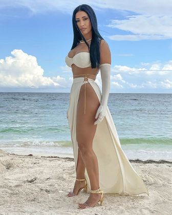 Para o mesmo clipe, Simaria também usou um biquíni da cor creme, corrente na cintura, um salto alto dourado e até mesmo luvas cobrindo a mão e os braços  