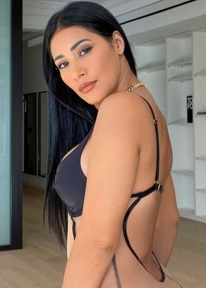 Simaria com vestido nude e preto