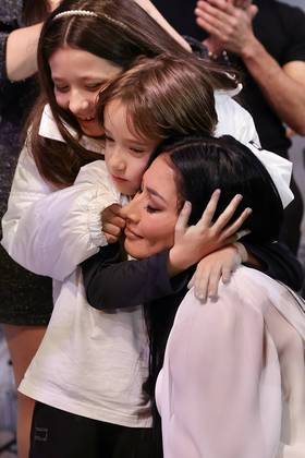 A cantora ainda se emocionou ao receber o carinho da família no palco