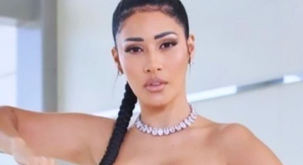 Simaria posou de trança e vestido rosa neon