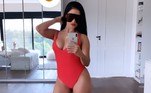 Na última sexta-feira (28), Simaria compartilhou nos stories do Instagram uma sequência de fotos de si mesma. Entre elas, estava uma selfie em que ela aparece com um maiô vermelho decotado, óculos escuros com lentes quadradas gigantes e sandálias