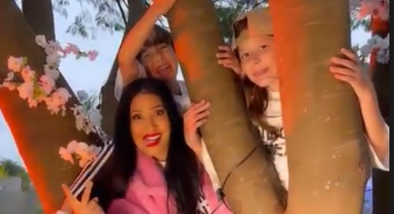 Simaria postou vídeo antigo acompanhada dos filhos

