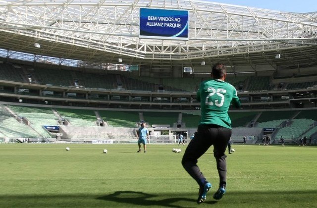 Símbolo da reconstrução do clube, Fernando Prass chegou ao Palmeiras quando o Allianz Parque ainda estava em fase final da reconstrução. Goleiro alviverde treinou no estádio pela  primeira vez em outubro de 2014.