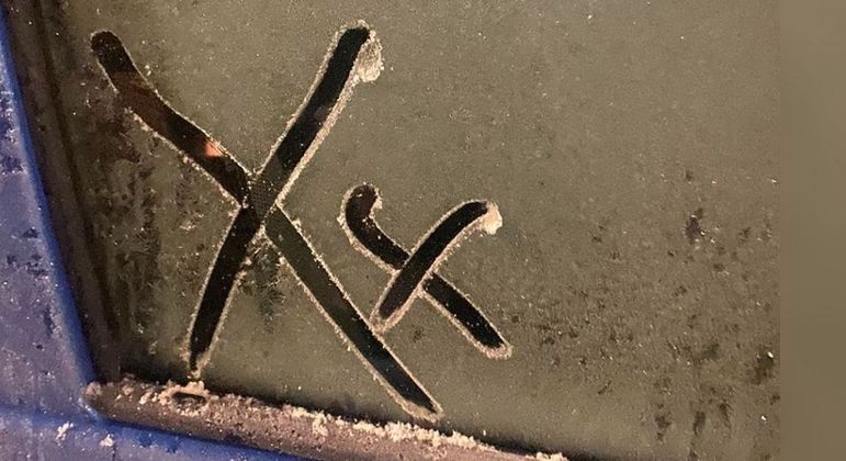 Moradora ficou alarmada após ver dois 'X' na janela do carro dela