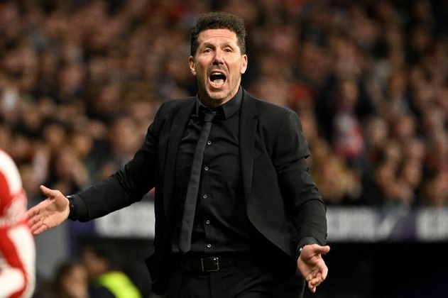 No posto de treinador mais bem pago do mundo, Simeone recebe 34 milhões de euros, equivalente a R$ 187 milhões. O técnico do Atlético de Madrid já coleciona mais de 14 títulos em mais de uma década no comando dos colchoneros