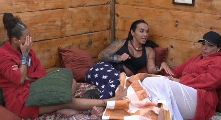 Enquanto se arrumavam para uma festa, Simioni e Lily afirmam ter ouvido de Jaque que ela beijaria o Tonzão Chagas. A cantora repassou a fofoca para o amigo, que soltou a informação durante a formação da quinta Roça. Galisteu aproveitou o momento para desmentir o boato. Na verdade, Jaque disse 