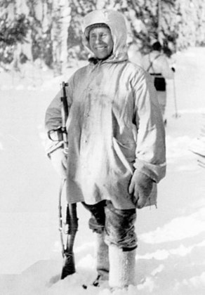 Simo Hayha (Finlândia) - Nasceu em 1905 e morreu em 2002. É o Pelé dos Snipers e primeiro colocado em todas as listas sobre atiradores. Não por acaso. Em 1939, famoso por sua perícia, foi convocado para combater a Rússia, que havia invadido o país. E arrasou. 