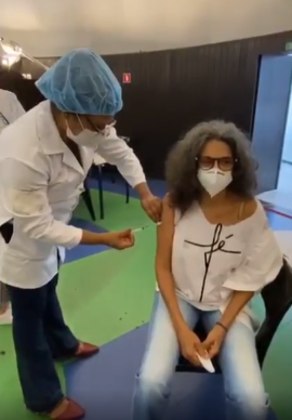 Simone é a mais nova famosa a receber a primeira dose da vacina contra a covid-19. A cantora de 71 anos compareceu ao posto de saúde do Planetário da Gávea, no Rio de Janeiro, no dia 29 de março
