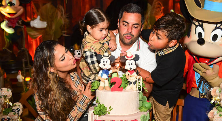 Simone comemora com o marido e o filho o aniversário da caçula, Zaya