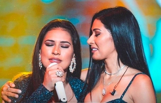 No dia 18 de agosto, Simone e Simaria anunciaram oficialmente o fim da dupla sertaneja. As cantoras estavam afastadas desde que Simaria deu uma entrevista em que criticou o comportamento da irmã. Na ocasião, elas anunciaram que seguiriam carreira solo, mas Simone cumpriria os shows e eventos da dupla sozinha, assim como estava fazendo desde o começo da polêmica com a irmã