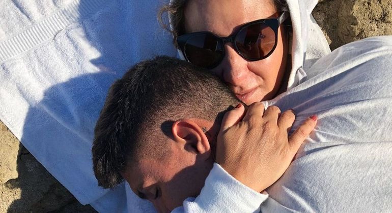 Mãe de Medina posa com surfista e deseja: 'Deus te abençoe neste ciclo'