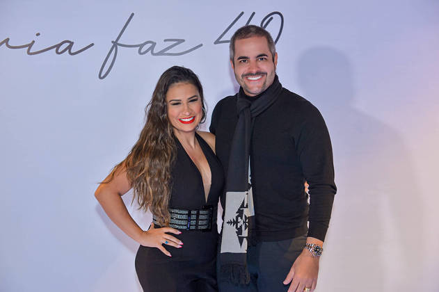 Após polêmica com supostas indiretas, Simone Mendes participou da festa da irmã com o marido, o empresário Kaká Diniz