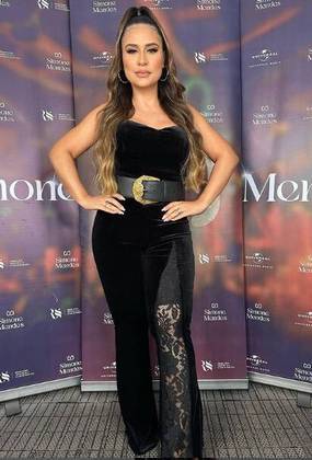 Que tal um look preto nada básico? Temos! A macacão sem alças chama a atenção pelo detalhe de renda unilateral, outro hit da moda. Um cinturão preto arremata o visual