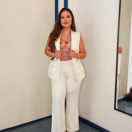 Para participar de um programa de TV, ela escolheu um look com peças iguais às da foto acima, mas foi toda trabalhada no branco