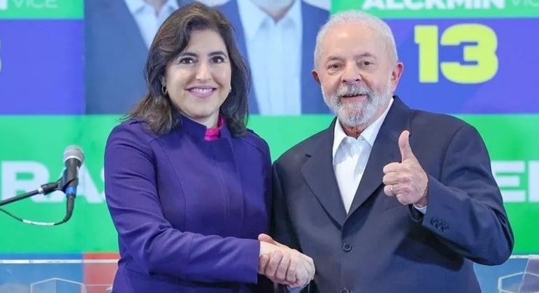 Simone Tebet e Lula durante a campanha do 2º turno das eleições, em outubro de 2022