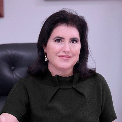  Simone Tebet é senadora pelo Mato Grosso do Sul e já está oficializada como pré-candidata pelo MDB, antigo PMDB. Professora e advogada, ela também já foi Prefeita de Três Lagoas (MS), deputada estadual e vice-governadora.