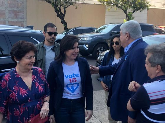 Simone Tebet chega à Escola Estadual Lucia Martins Coelho, em Campo Grande