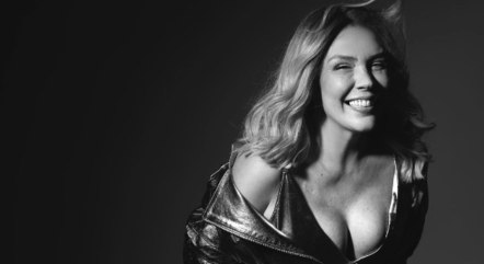 Simony completa 47 anos hoje