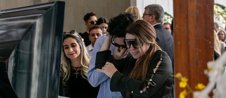 Ryan e Simony se emocionam no velório de Gugu