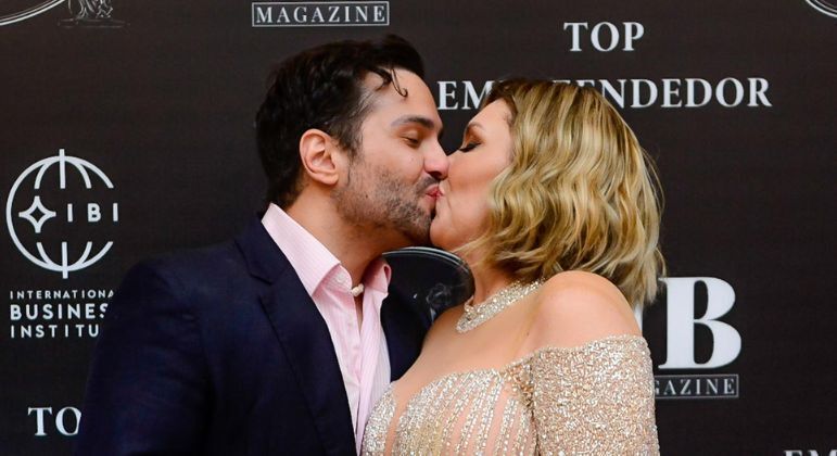 Simony beija o noivo, Felipe Rodriguez, em premiação