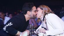 De volta ao tratamento contra o câncer, Simony troca beijos com o noivo em show