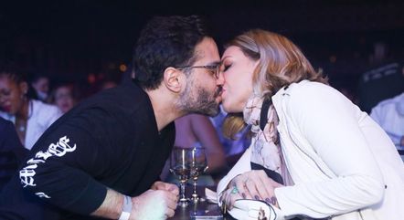 Simony beija Felipe Rodriguez no show de Péricles