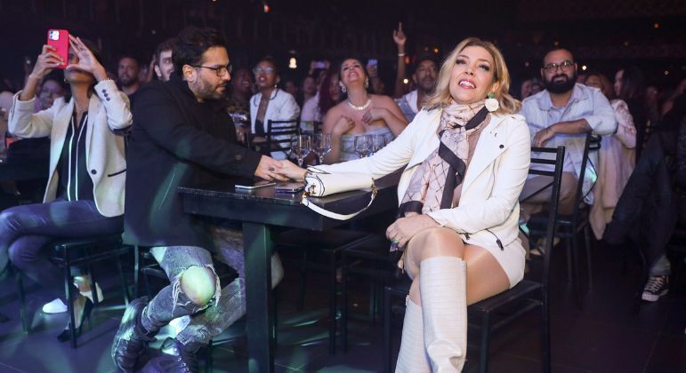Simony e Felipe Rodriguez curtem show de Péricles em clima de romance