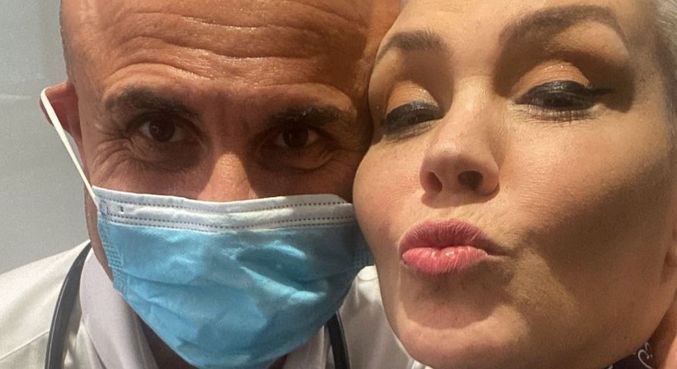 Simony homenageou médico responsável por tratamento de câncer