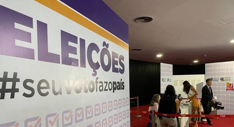 A 13 dias da votação, polarização entre Lula e Bolsonaro estimula voto útil e isola demais concorrentes. 
