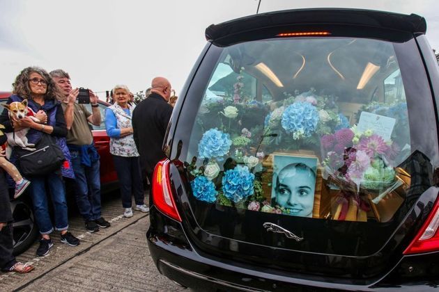Fãs e admiradores de Sinéad O'Connor foram às ruas na manhã desta terça-feira (8), na cidade de Bray, no leste da Irlanda, para acompanhar o cortejo fúnebre que levou o corpo da cantora até o cemitério. Ela morreu no dia 26 de julho aos 56 anos, em LondresNa foto, o carro que leva o caixão com o corpo de Sinéad é cercado por fãs muito emocionados- Polícia afirma que morte da cantora Sinéad O'Connor não é considerada suspeita- Sinéad O'Connor estava trabalhando em novo álbum- Sinéad detonou Vanilla Ice, AC/DC, Whitney e poupou apenas Axl Rose e Frank Sinatra