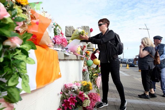 Uma fã coloca flores em frente à casa em que Sinéad O'Connor viveu na cidade de Bray