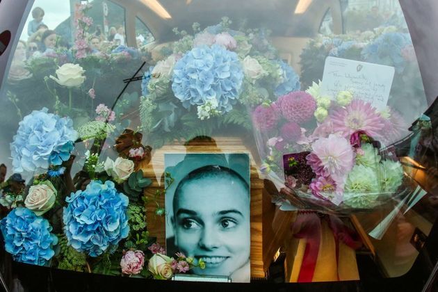 Detalhe do carro fúnebre com o caixão onde está o corpo da cantora