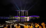 Em Singapura, os fogos de artifício foram cancelados para evitar aglomerações, mas um show de luzes na Marina Bay, cartão postal da cidade, atraiu grupos mesmo assim