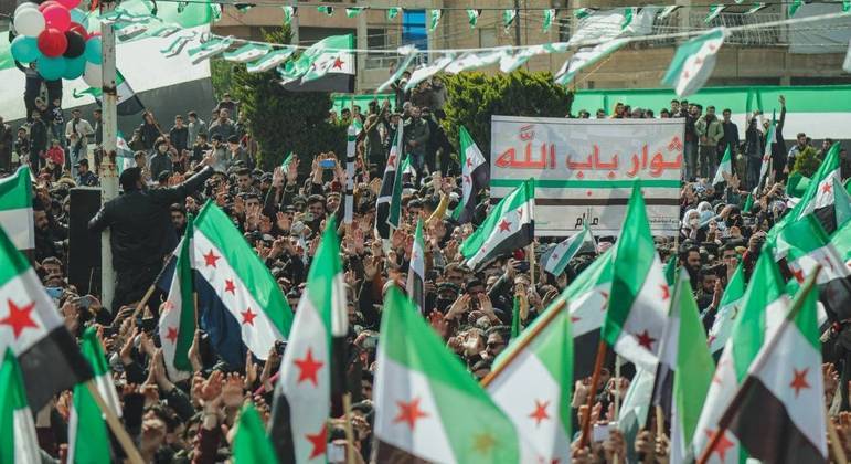 Multidão levanta bandeiras da Síria 
