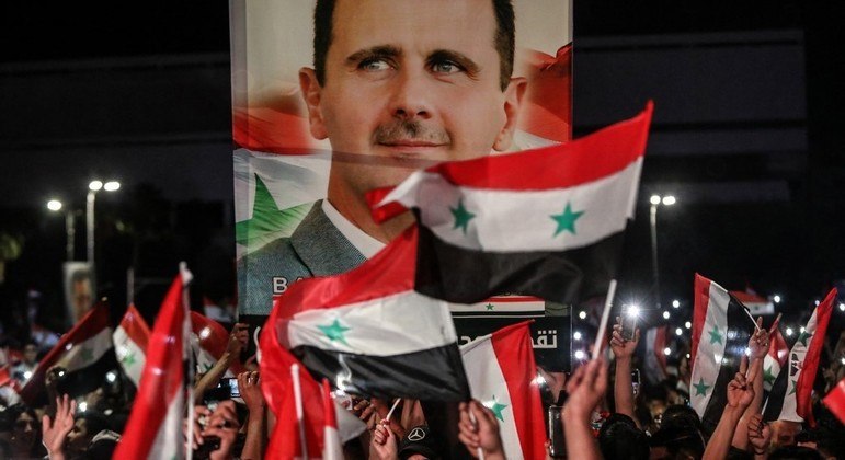 Partidários de al-Assad comemoram reeleição do presidente em Damasco, capital da Síria
