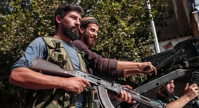 Guerrilheiros sírios apoiados pela Turquia chegam à fronteira