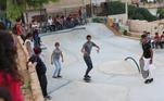 Crianças e adolescentes brincam em pista de skate construída nos arredores de Damasco, capital da Sìria