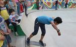 Crianças e adolescentes brincam em pista de skate construída nos arredores de Damasco, capital da Sìria