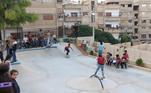 Crianças e adolescentes brincam em pista de skate construída nos arredores de Damasco, capital da Sìria