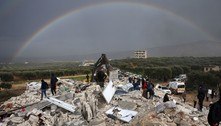 Homem busca 30 parentes soterrados após terremoto na Síria