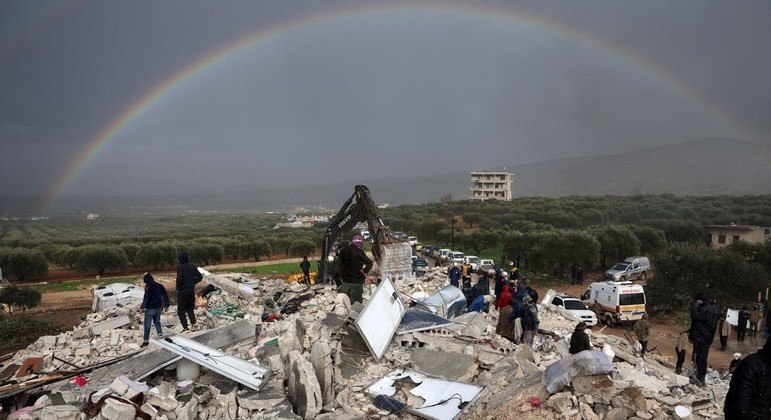Prédios na Turquia e na Síria foram ao chão após terremoto de magnitude 7,8