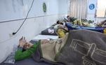 Pessoas feridas no terremoto são atendidas em hospital na cidade síria de Darkush
