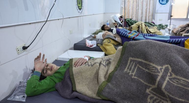 Pessoas feridas no terremoto são atendidas em hospital na cidade síria de Darkush