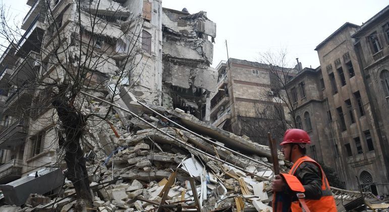 Prédio ficou parcialmente destruído após o terremoto em Alepo, na Síria