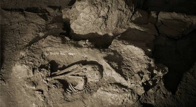 Dos esqueletos brasileiros, sete, com cerca de 9,6 mil anos, foram escavados no sítio arqueológicos Lapa do Santo, na região de Lagoa Santa, em MG 
