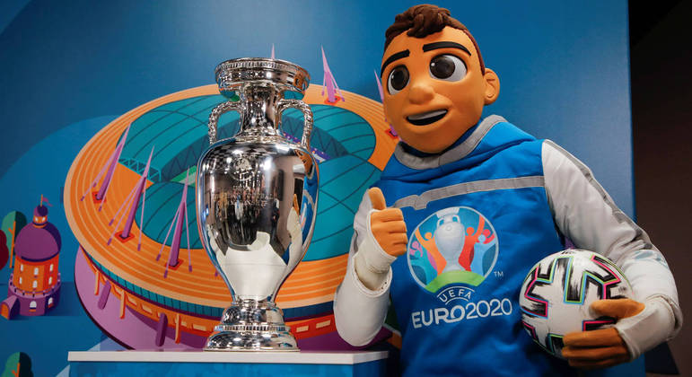 A taça da Euro2020 e o mascote "Skillzy"